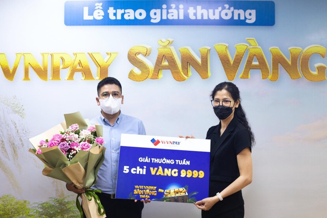 Chàng trai ngoại quốc trúng vàng 9999 nhờ thanh toán hóa đơn trực tuyến - Ảnh 3.