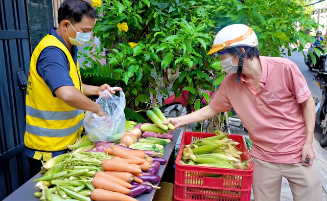 Nhất Tín mang rau củ quả xanh đến gần hơn với người dân TP.HCM - Ảnh 1.