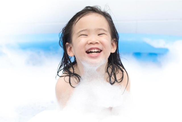 Các lưu ý giúp mẹ chọn được sữa tắm dưỡng ẩm kháng khuẩn cho trẻ trong mùa Covid-19 chuẩn kiến thức da liễu - Ảnh 2.