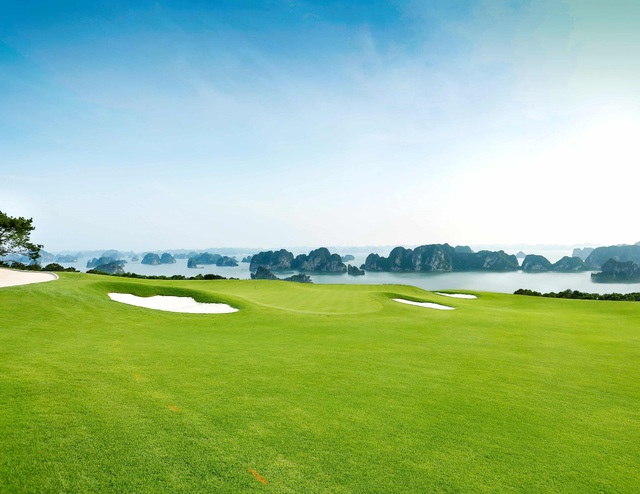Sân golf 18 hố FLC Golf Club Halong tiêu chuẩn quốc tế tầm nhìn toàn cảnh vịnh