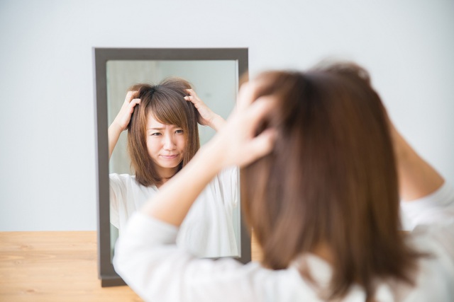 Hóa ra đây mới là nguyên nhân đứng sau gàu, ngứa, vi khuẩn trên da đầu! - Ảnh 1.