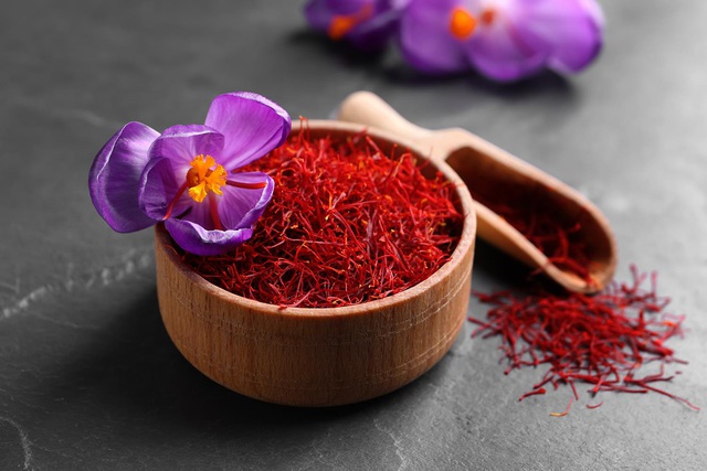 Thì ra chiết xuất Saffron “đắt xắt ra miếng” lại là thành phần không thể thiếu trong các loại mỹ phẩm này - Ảnh 1.