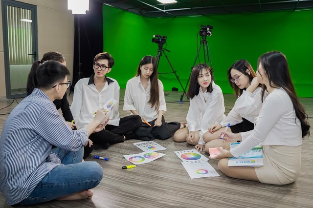Học Quan hệ c&ocirc;ng ch&uacute;ng HUTECH trong thời đại số: Bộ &ldquo;b&iacute; k&iacute;p&rdquo; kh&ocirc;ng thể bỏ qua cho Gen Z năng động - Ảnh 2.
