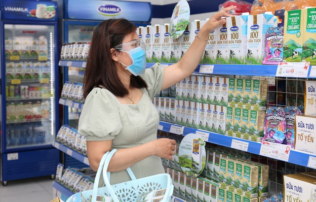 Vinamilk san sẻ kh&oacute; khăn m&ugrave;a dịch với chương tr&igrave;nh hỗ trợ thiết thực cho người ti&ecirc;u d&ugrave;ng, tổng gi&aacute; trị l&ecirc;n đến gần 170 tỷ đồng - Ảnh 2.