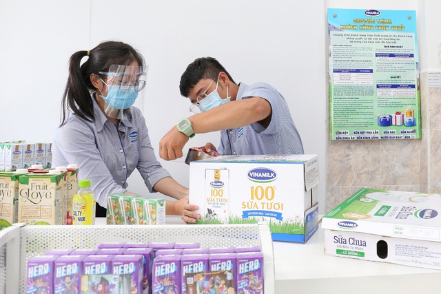 Vinamilk san sẻ kh&oacute; khăn m&ugrave;a dịch với chương tr&igrave;nh hỗ trợ thiết thực cho người ti&ecirc;u d&ugrave;ng, tổng gi&aacute; trị l&ecirc;n đến gần 170 tỷ đồng - Ảnh 3.