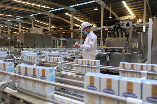 Vinamilk san sẻ kh&oacute; khăn m&ugrave;a dịch với chương tr&igrave;nh hỗ trợ thiết thực cho người ti&ecirc;u d&ugrave;ng, tổng gi&aacute; trị l&ecirc;n đến gần 170 tỷ đồng - Ảnh 5.