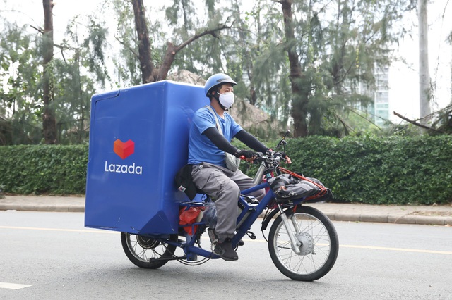 P&G Việt Nam tặng 10,000 phần quà đến các shipper qua chương trình “Một đơn hàng, Vạn yêu thương” hợp tác cùng sàn thương mại điện tử - Ảnh 1.