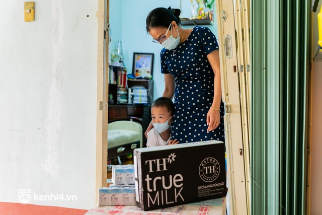 Ấm lòng mùa dịch: Trân quý những ly sữa tươi sạch tiếp sức trẻ nhỏ Sài Gòn - Ảnh 1.