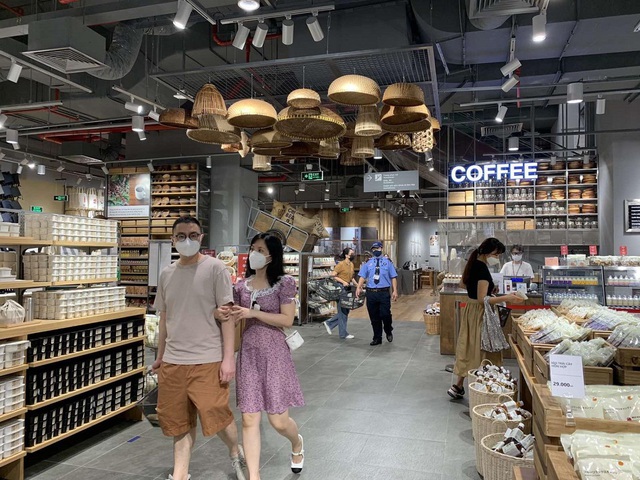 Hà Nội: Một số TTTM Vincom bắt đầu hoạt động trở lại - Ảnh 4.