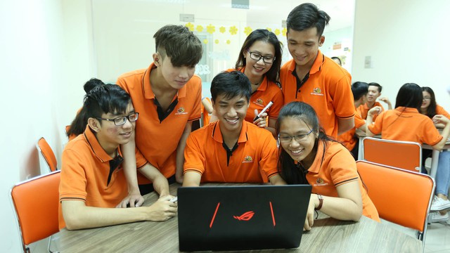 S&aacute;ng l&ecirc;n lớp code, chiều v&agrave;o ph&ograve;ng lab&hellip; lại code, sinh vi&ecirc;n CNTT trường n&agrave;y vẫn c&oacute; đủ c&aacute;ch t&igrave;m niềm vui - Ảnh 1.