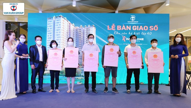 Vạn Xuân Group bàn giao sổ hồng cho cư dân Happy One - Phú Hòa - Ảnh 1.