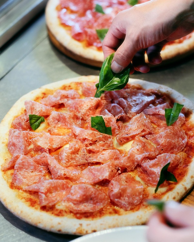 Điều làm nên sự khác biệt khi Pizza kết hợp với Salami của Milano và Hungarian - Ảnh 2.