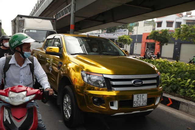 Dàn xe chở “gold” khuấy động đường phố Sài Gòn - Ảnh 1.
