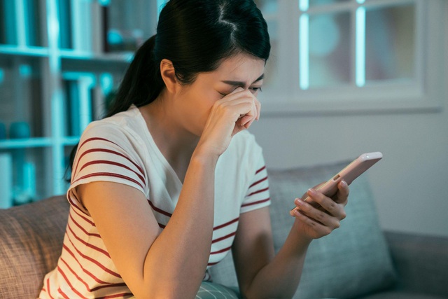 Kiểm tra ngay: Bạn c&oacute; đang mắc hội chứng hỏng mắt kỹ thuật số? - Ảnh 1.