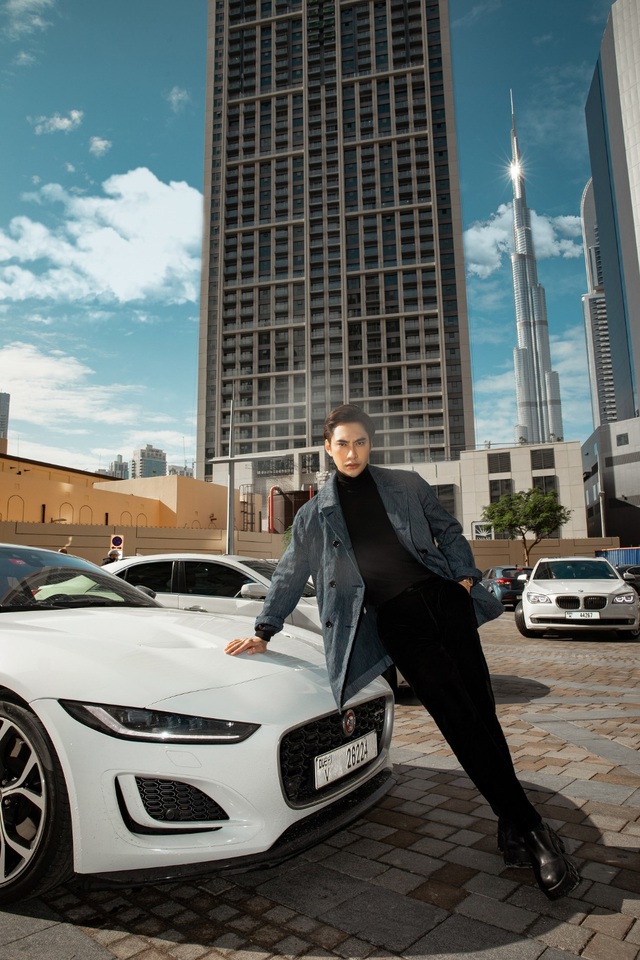 Lý Quí Khánh tạo dáng đầy thu hút bên Jaguar F-TYPE tại Dubai - Ảnh 1.