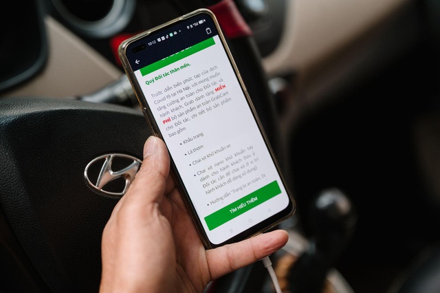 Bác tài GrabCar Hà Nội “vui như Tết” nhận bộ quà tặng an toàn mùa dịch - Ảnh 3.