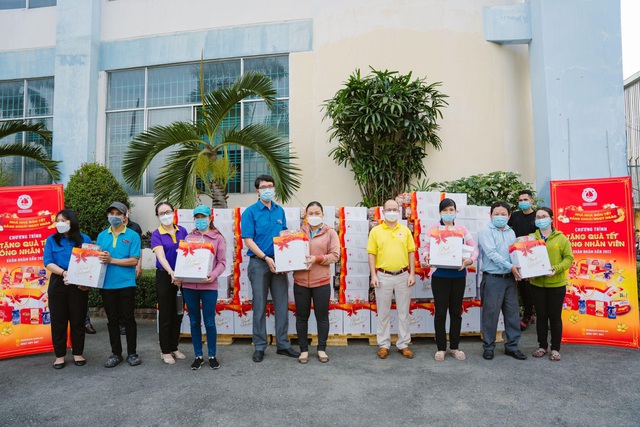 800 phần quà hỗ trợ người lao động xa quê được Hải Hà cùng Thành đoàn Thành phố Hồ Chí Minh trao tặng dịp Tết Nhâm Dần 2022 - Ảnh 1.