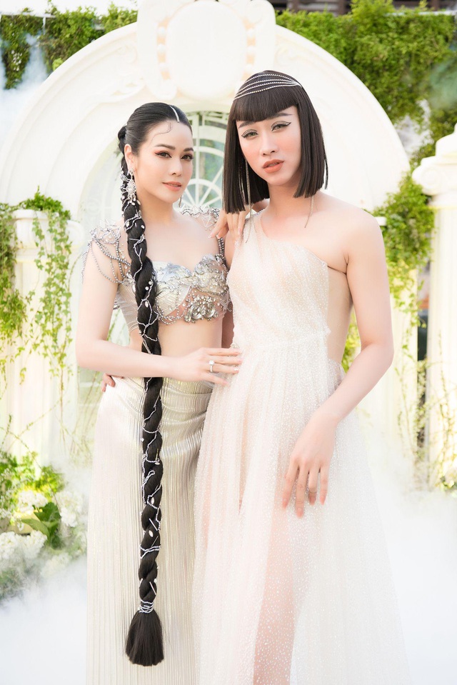 Hải Triều diện trang phục chặt chém tại sự kiện ra mắt sản phẩm mới Laura Sunshine của Nhật Kim Anh - Ảnh 1.