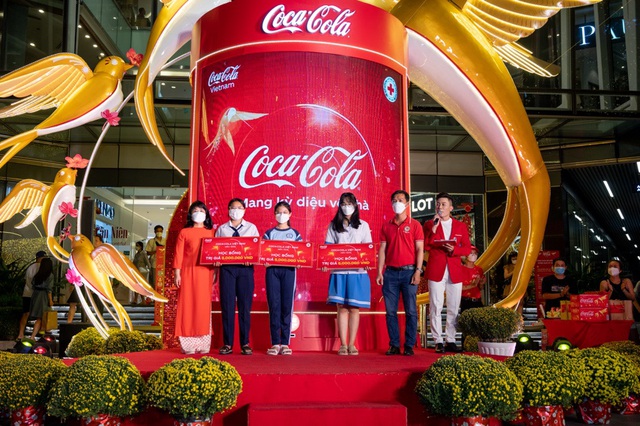 Coca-Cola Việt Nam triển khai chuỗi hoạt động cộng đồng “Mang kỳ diệu về nhà” dịp Tết Nhâm Dần - Ảnh 1.