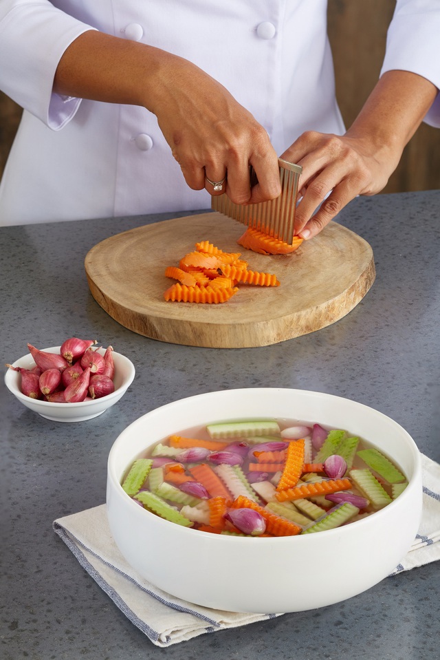C&ugrave;ng Chef Tuyết Phạm v&agrave;o bếp &ldquo;giải ng&aacute;n&rdquo; m&ugrave;a Tết với dưa m&oacute;n chua ngọt gi&ograve;n ngon chuẩn vị - Ảnh 3.