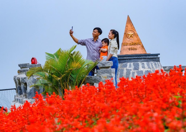 Đến Tây Ninh ngắm hoa tulip nở rực rỡ trên đỉnh núi Bà Đen Tết Nhâm Dần - Ảnh 2.