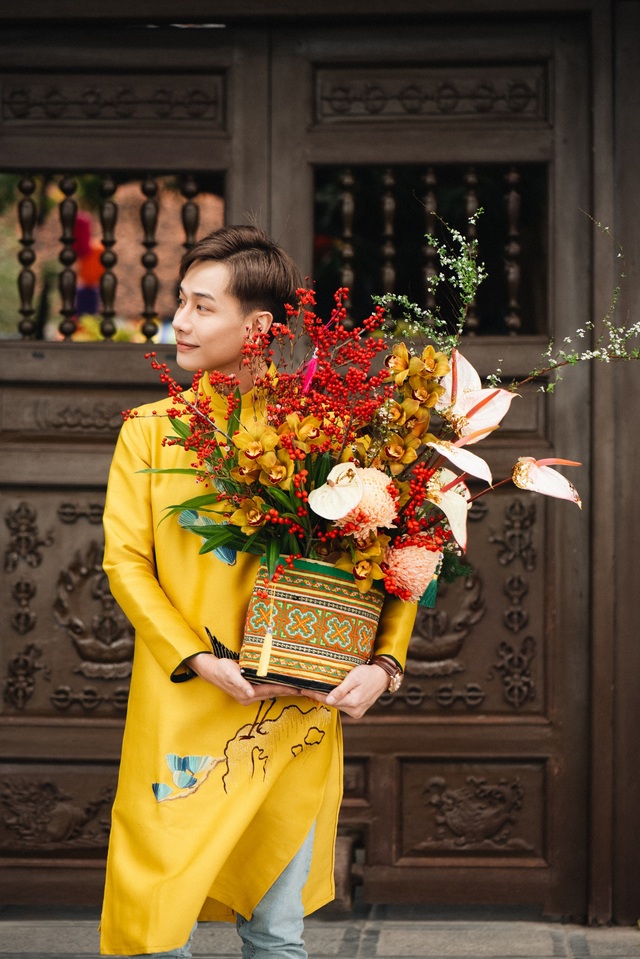 Bắt gặp Lou Hoàng đi ship hoa sau gần 2 năm vắng bóng trên thị trường âm nhạc - Ảnh 3.
