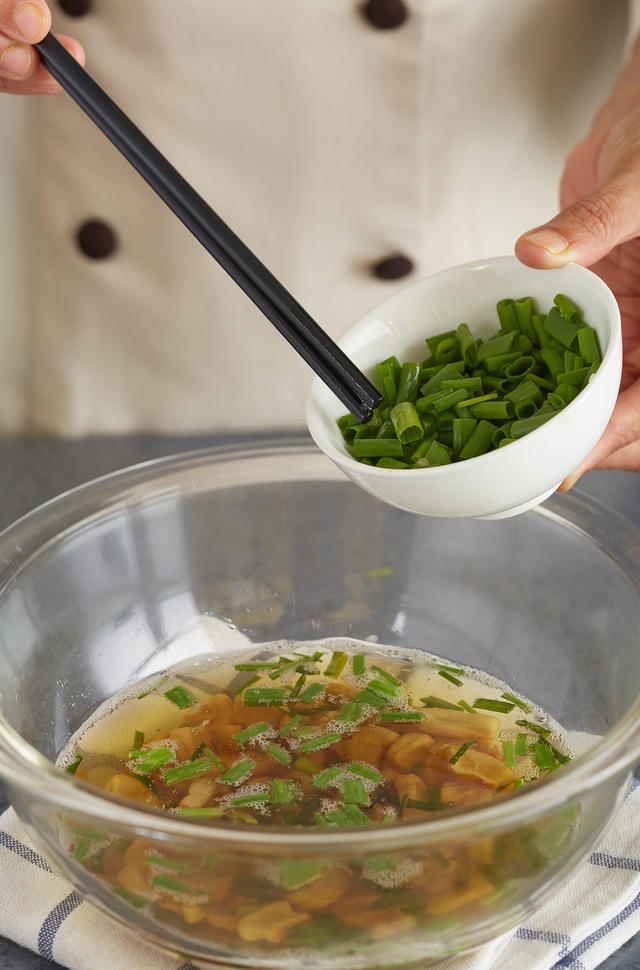 Chef Tuyết Phạm chỉ cách làm món bắp non xào tóp mỡ - Ảnh 3.