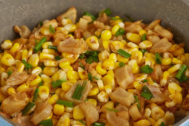 Chef Tuyết Phạm chỉ c&aacute;ch l&agrave;m m&oacute;n bắp non x&agrave;o t&oacute;p mỡ - Ảnh 5.