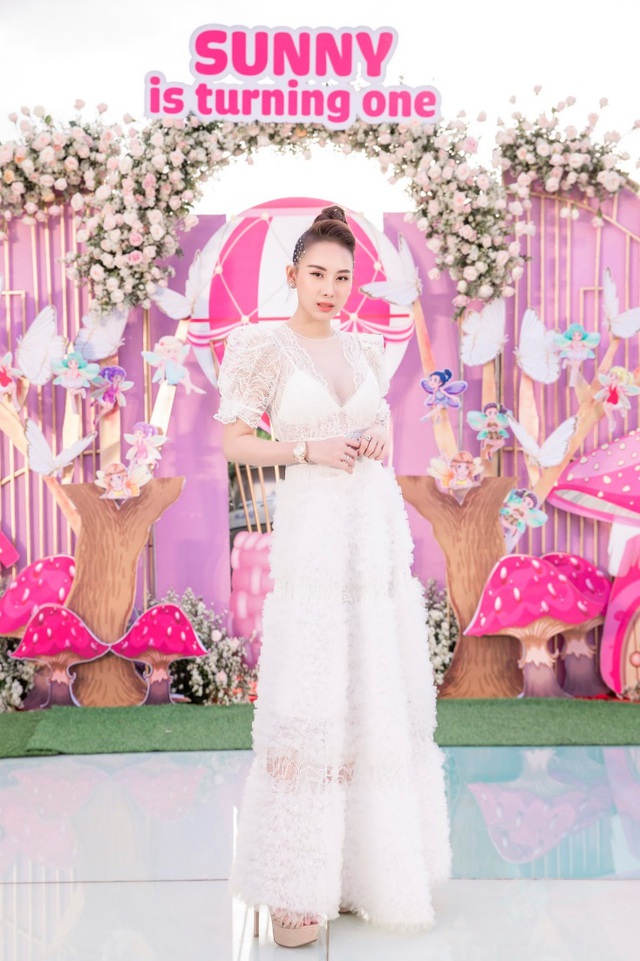 Dàn siêu xe đổ bộ tiệc sinh nhật ái nữ Hoa hậu Áo dài Nguyễn Cao Kim Anh - Ảnh 1.