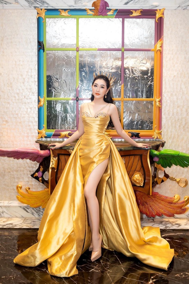 Hoa hậu Huỳnh Thúy Anh khoe nhan sắc lộng lẫy đầu năm 2022 - Ảnh 2.