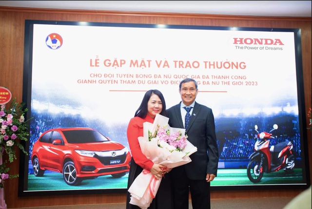 Honda Việt Nam tặng 2 xe ô tô HR-V và 23 xe SH Mode cho Liên đoàn, HLV trưởng và Đội tuyển Bóng đá Nữ Quốc gia Việt Nam - Ảnh 4.