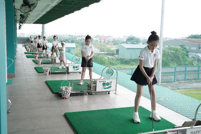 Thí sinh Miss baby Việt Nam 2021 học đánh golf - Ảnh 4.