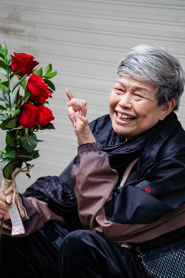 Valentine 2022: Màn tỏ tình bằng 99.999 bông hồng ấn tượng tại Hà Nội - Ảnh 14.