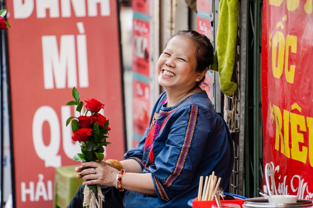 Valentine 2022: Màn tỏ tình bằng 99.999 bông hồng ấn tượng tại Hà Nội - Ảnh 17.
