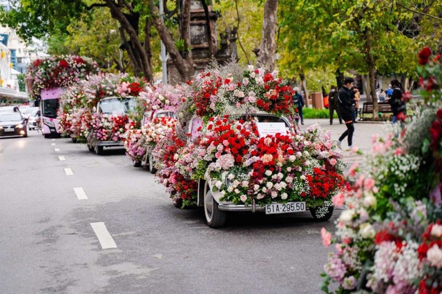 Valentine 2022: Màn tỏ tình bằng 99.999 bông hồng ấn tượng tại Hà Nội - Ảnh 1.