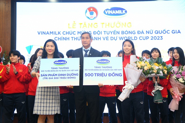 Vinamilk trao thưởng 500 triệu đồng và 2 năm sử dụng sản phẩm dinh dưỡng cho đội tuyển bóng đá nữ - Ảnh 1.