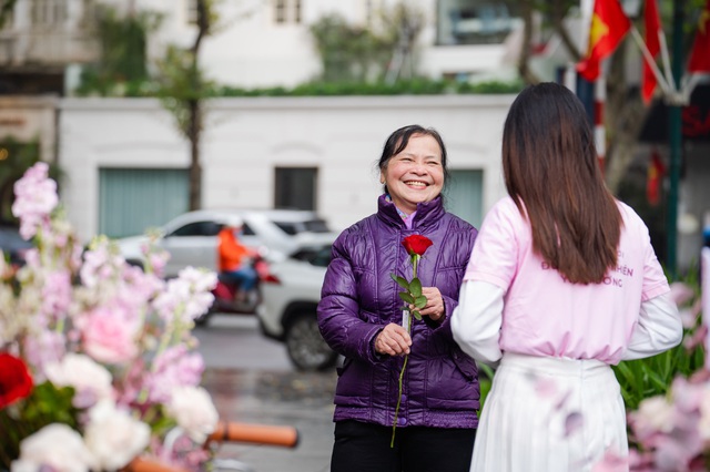 Valentine 2022: Màn tỏ tình bằng 99.999 bông hồng ấn tượng tại Hà Nội - Ảnh 11.