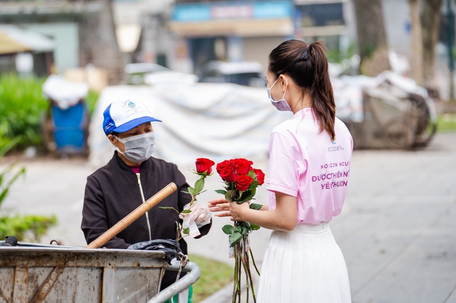 Valentine 2022: Màn tỏ tình bằng 99.999 bông hồng ấn tượng tại Hà Nội - Ảnh 13.
