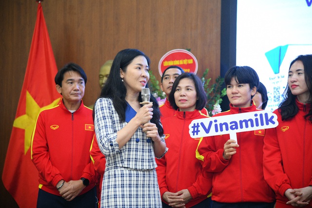 Vinamilk trao thưởng 500 triệu đồng và 2 năm sử dụng sản phẩm dinh dưỡng cho đội tuyển bóng đá nữ - Ảnh 3.