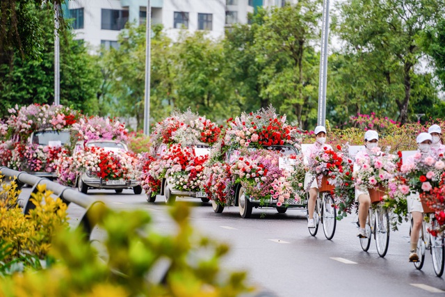 Valentine 2022: Màn tỏ tình bằng 99.999 bông hồng ấn tượng tại Hà Nội - Ảnh 4.