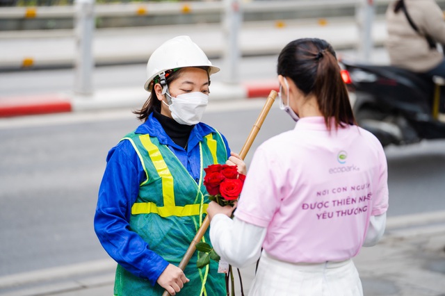 Valentine 2022: Màn tỏ tình bằng 99.999 bông hồng ấn tượng tại Hà Nội - Ảnh 6.