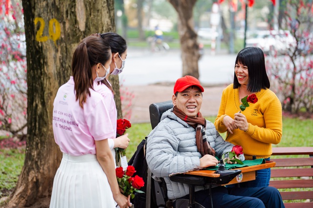 Valentine 2022: Màn tỏ tình bằng 99.999 bông hồng ấn tượng tại Hà Nội - Ảnh 8.