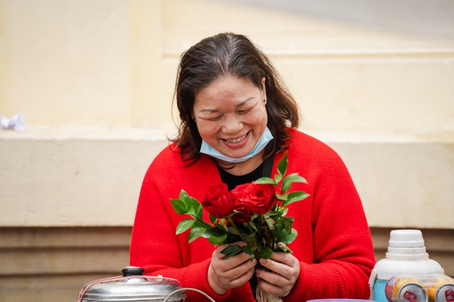 Valentine 2022: Màn tỏ tình bằng 99.999 bông hồng ấn tượng tại Hà Nội - Ảnh 9.