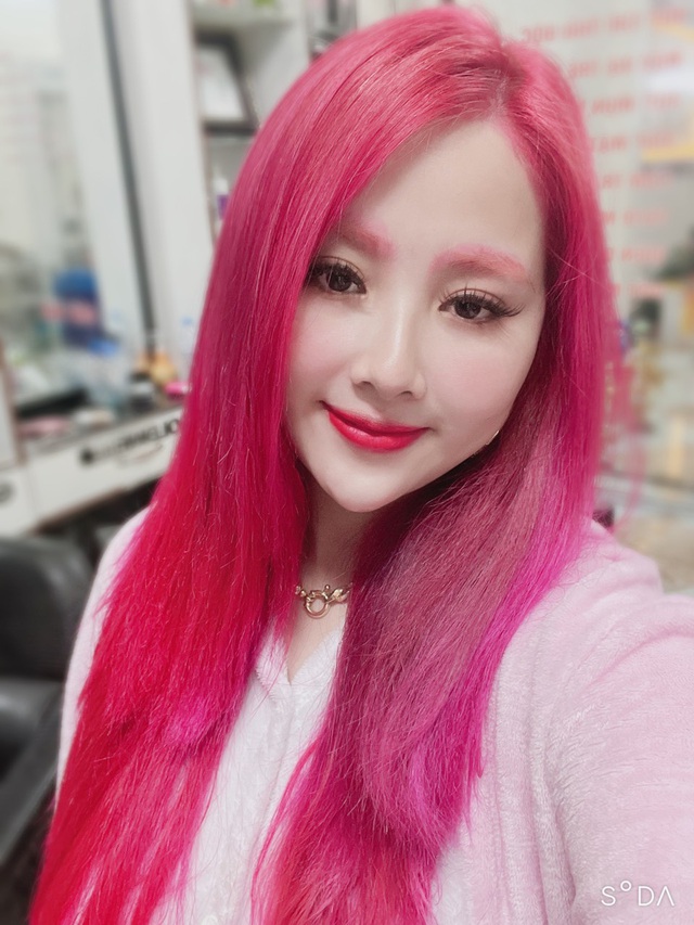 TikTok đã xác lập một trào lưu mới với 1,5 triệu video về tóc hồng neon. Hãy xem những đoạn video này để thấy được sức hút và độ nổi tiếng của màu tóc này như thế nào nhé!