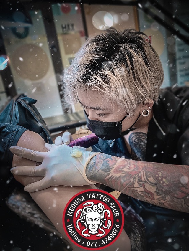 Medusa Tattoo Club là địa chỉ mà bạn không thể bỏ qua nếu đam mê hình xăm Medusa. Được thành lập năm 2020, Medusa Tattoo Club đã trở thành một trong những địa điểm hàng đầu về tư vấn và thiết kế hình xăm Medusa đẹp và chất lượng nhất.
