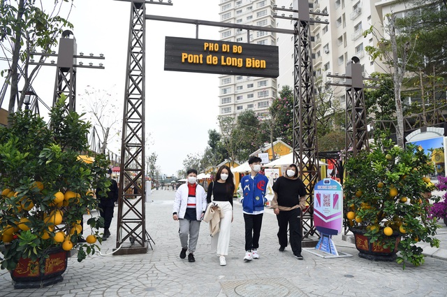 Đường hoa Home Hanoi Xuan 2022 và phố đi bộ Pont de Long Biên là điểm du xuân được yêu thích tại Hà Nội dịp Tết Nhâm Dần - Ảnh 10.