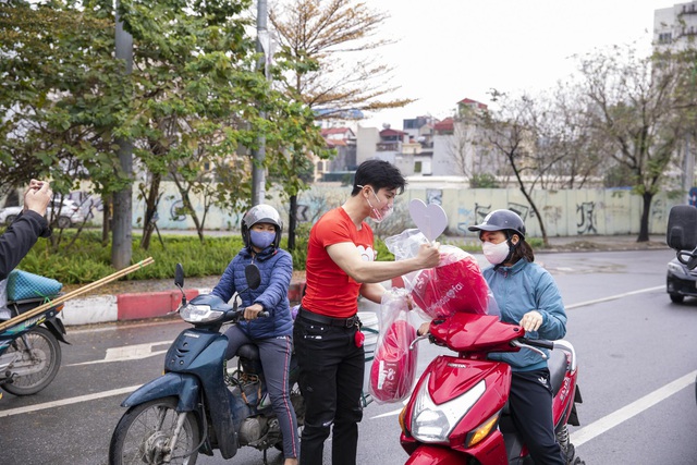 Bất ngờ, chị em phụ nữ Hà Nội bị “hot boy” chặn xe, tặng quà! - Ảnh 1.
