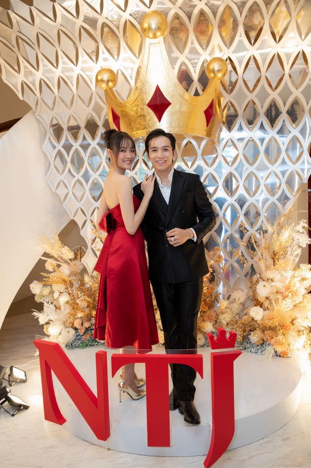 Cặp đ&ocirc;i Duy&ecirc;n Kiếp Bạch C&ocirc;ng Khanh v&agrave; Trương Mỹ Nh&acirc;n g&oacute;p mặt tại sự kiện khai trương cửa h&agrave;ng NTJ Flagship - Ảnh 1.