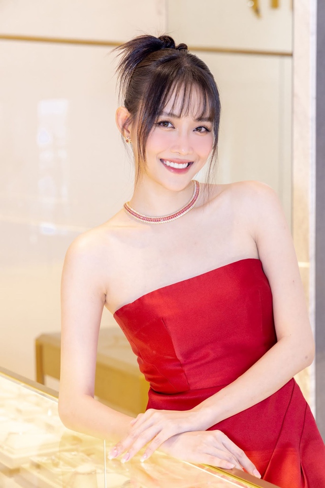 Cặp đ&ocirc;i Duy&ecirc;n Kiếp Bạch C&ocirc;ng Khanh v&agrave; Trương Mỹ Nh&acirc;n g&oacute;p mặt tại sự kiện khai trương cửa h&agrave;ng NTJ Flagship - Ảnh 2.