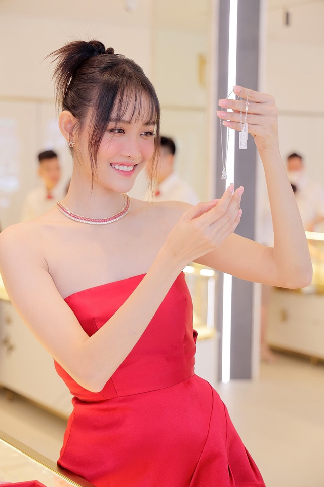 Cặp đ&ocirc;i Duy&ecirc;n Kiếp Bạch C&ocirc;ng Khanh v&agrave; Trương Mỹ Nh&acirc;n g&oacute;p mặt tại sự kiện khai trương cửa h&agrave;ng NTJ Flagship - Ảnh 4.